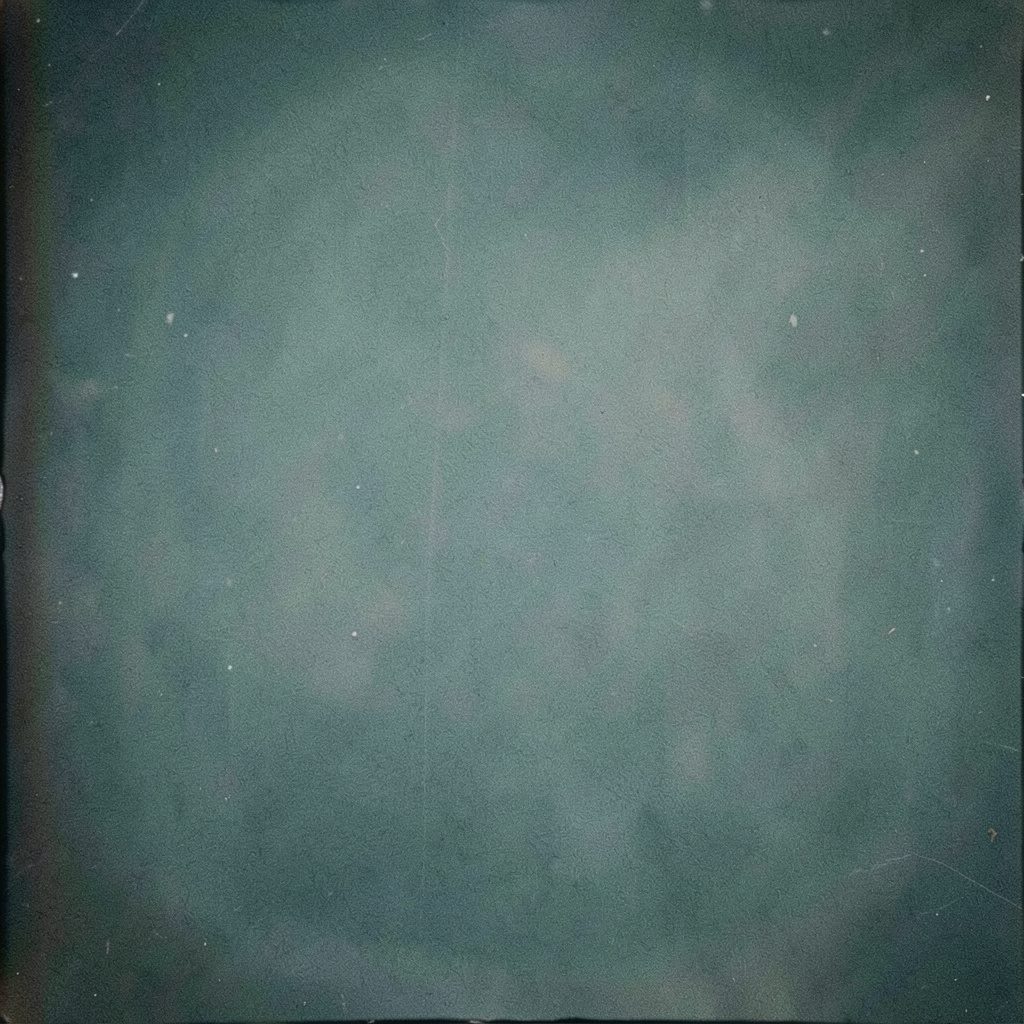 Fotografia analógica granulada em tons de laranja e preto, com uma estrada à noite iluminada por faróis e refletores, sugerindo uma operação de fiscalização.