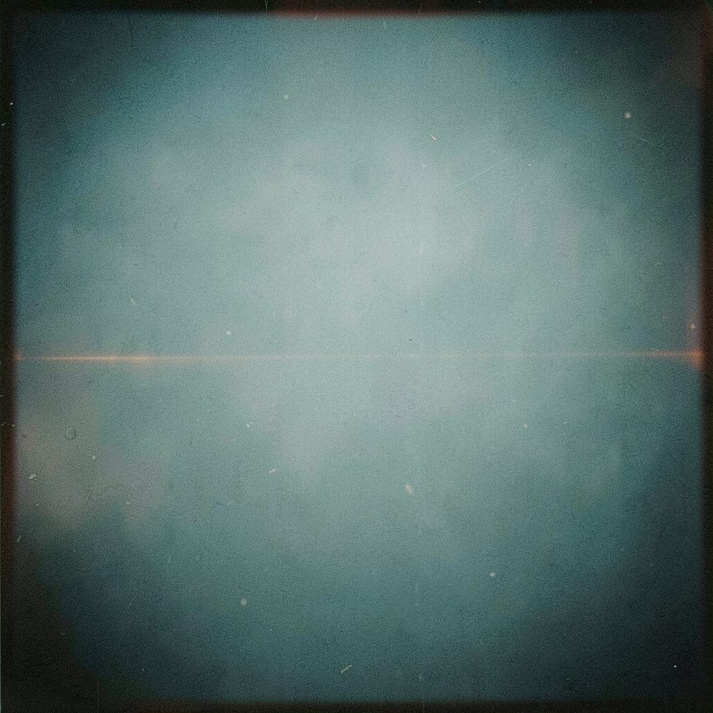 Fotografia analógica granulada de uma redação jornalística com tons de azul profundo e branco, atmosfera sóbria e profissional.