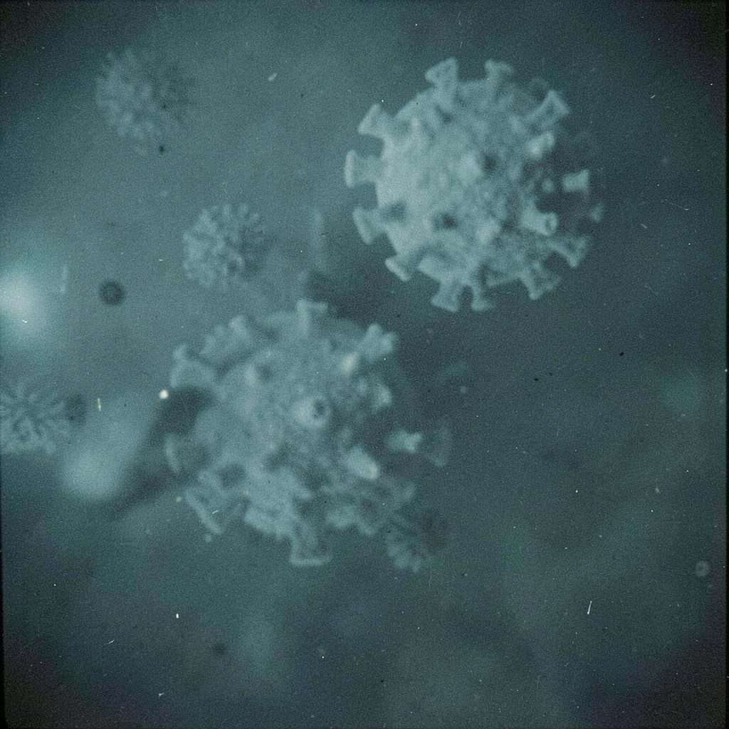 Fotografia analógica granulada em tons de azul-acinzentado e branco, com atmosfera de alerta e seriedade, sugerindo cobertura de crise sanitária.